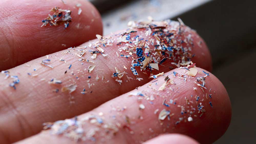 MCC Menssing Chemiehandel News Aktuelles Foto Finger mit Mikroplastik
